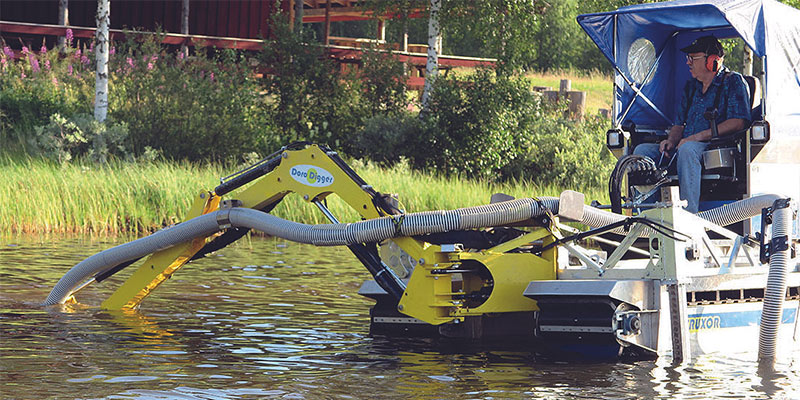 Operator using a Truxor with a Doro Digger attachment and suction hose